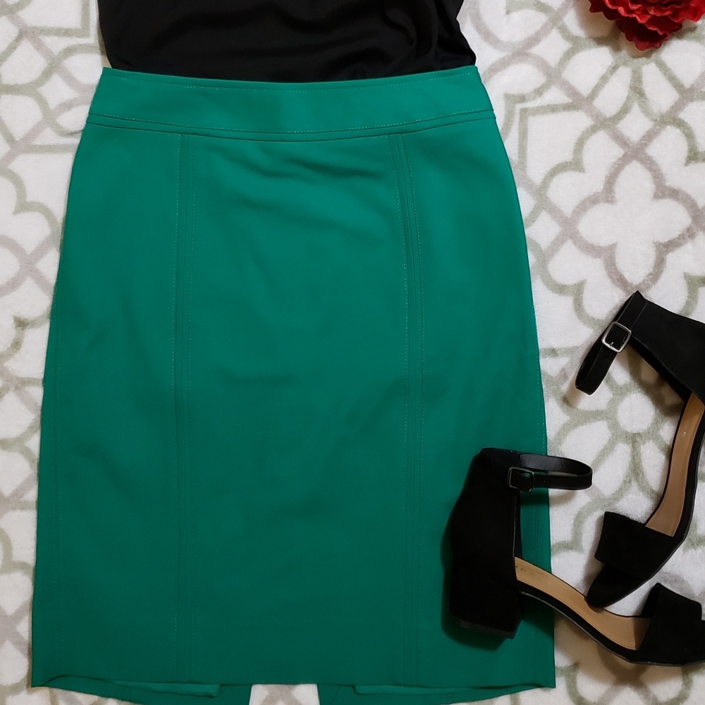 KELLY PENCIL SKIRT
White House/BLack Market